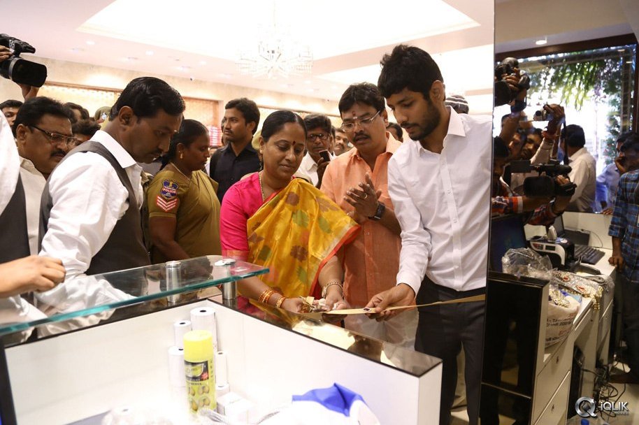 Raashi-Khanna-Launches-Kasam-Pullaiah-Cloth-Merchant-in-Warangal